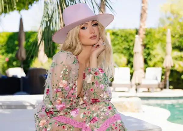 Kwiatowe stylizacje Paris Hilton, jak te delikatne dzieci kwiaty na jej sukience, podkreślają jej letni, beztroski look.