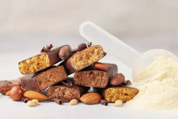 Barrette proteiche, cacao e frutta secca. Attenzione, le barrette proteiche fanno ingrassare se consumate in eccesso.