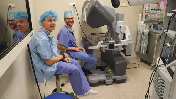 Chirurdzy przy robocie da Vinci, przygotowani do operacji Whipple'a. Dobre rokowania dzięki nowoczesnej technologii.