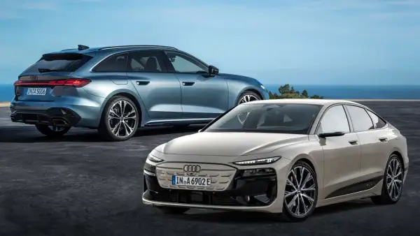 Due eleganti audi modelli, una station wagon blu e una berlina beige, si stagliano contro un cielo azzurro e il mare.