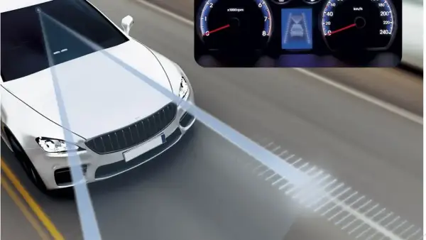 Un coche blanco con sensores en el parabrisas emite haces de luz, mostrando que es la ISA (Asistente Inteligente de Velocidad) en acción.