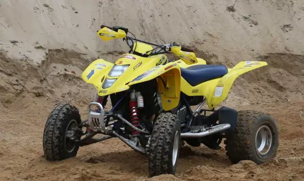 Żółty quad Suzuki LTZ 400 na piaszczystym podłożu. Poznaj suzuki ltz 400 dane techniczne i poczuj moc!