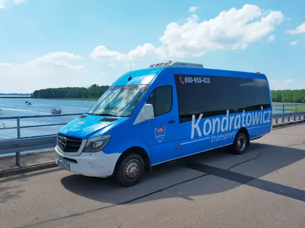Błękitny bus Kondratowicz Transport czeka na pasażerów. Zapewnia wygodny transport z Olsztyna na Lotnisko Chopina w Warszawie.