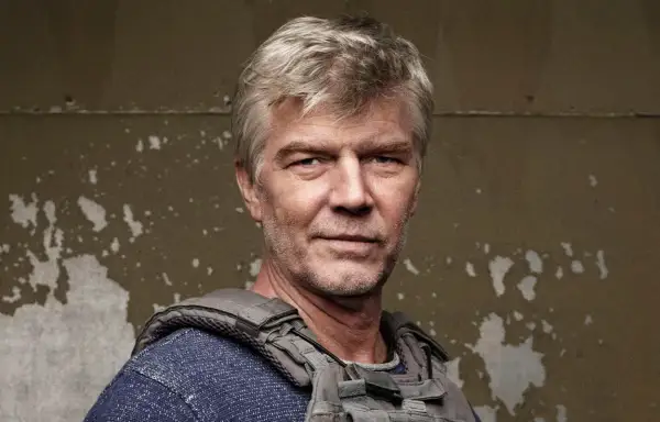 Johan Falk i ny film. En man med grått hår och väst ser allvarlig ut.