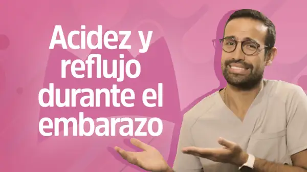 Hombre con gafas y uniforme médico explica acidez y reflujo durante el embarazo, incluso en el primer trimestre.