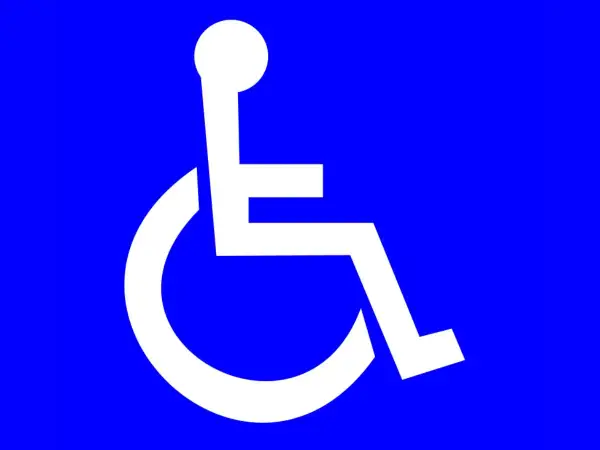Simbolo internazionale di accessibilità. Indica la presenza di servizi per l'accompagnamento e l'invalidità, garantendo un percorso agevolato.