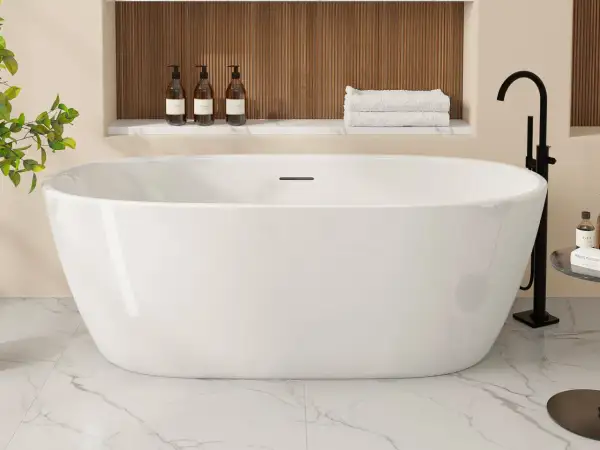 Une élégante baignoire îlot blanche, prête pour un moment de détente. La pose baignoire est mise en valeur par des accessoires de luxe.