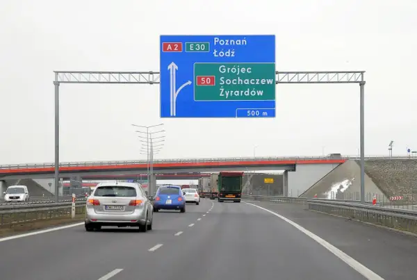 Autostrada A2/E30 z tablicą kierunkową na Poznań, Łódź, Grójec, Sochaczew i Żyrardów. Widoczna minimalna prędkość na autostradzie.