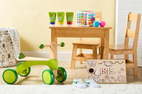 Drewniane zabawki, farby i personalizowana układanka z imieniem "Iris".