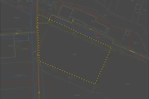 Mapa geodezyjna z zaznaczoną działką 258/1. Linie symbolizują uzbrojenie terenu: wodę, prąd, gaz. Działka uzbrojona co to znaczy? To znaczy, że ma dostęp do mediów.