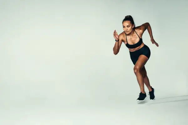 Une athlète en pleine course, incarnant la motivation, le sport et la santé. Sa détermination est palpable.