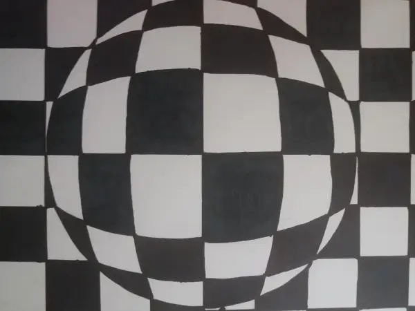 Iluzja 3D w stylu op art. Czarno-biała szachownica zakrzywia się, tworząc wrażenie kuli.