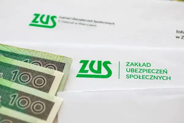 Symbol ZUS i banknoty 100 zł. Gdzie znaleźć numer świadczenia ZUS? Na dokumentach z ZUS.