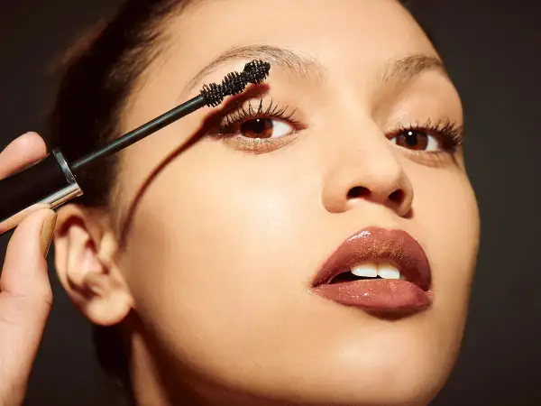 Applicazione di mascara per ciglia perfette, un segreto per come rendere un mascara waterproof e duraturo.