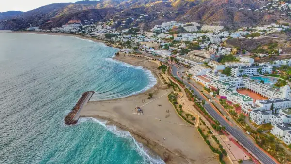 Vista aérea de las mejores playas de Mojácar, con arena dorada, aguas turquesas y un pintoresco paseo marítimo.