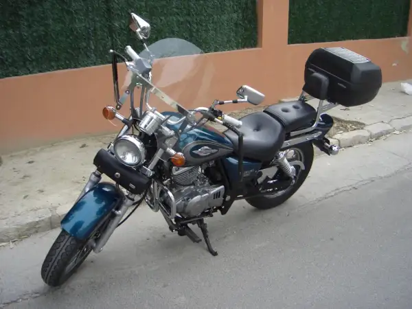 Suzuki Marauder 250 ficha técnica: moto custom azul con maleta trasera, parabrisas y guardabarros.