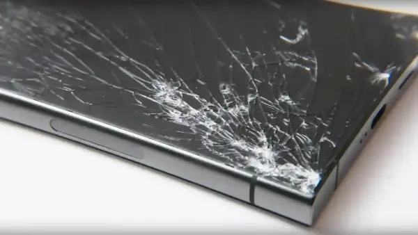 Rozbite szkło ekranu telefonu komórkowego, co to za pech!
