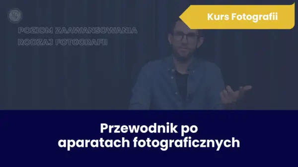 Mężczyzna w okularach prowadzi kurs fotografii online. Na ekranie widnieje napis "Przewodnik po aparatach fotograficznych".