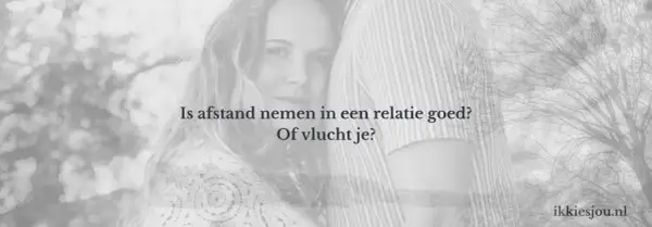 Een vrouw kijkt peinzend, terwijl de tekst vraagt: "Is afstand nemen in een relatie goed? Of vlucht je?