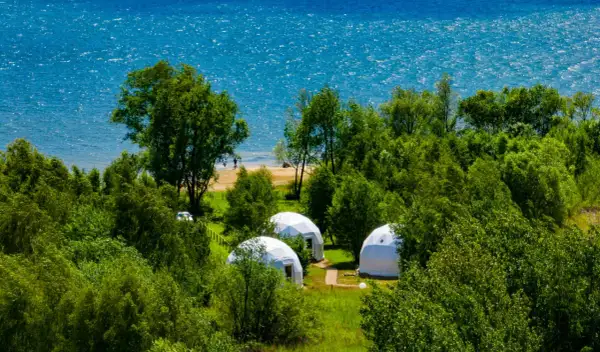 Najlepsze campingi nad jeziorem Czorsztyńskim z atrakcjami i udogodnieniami