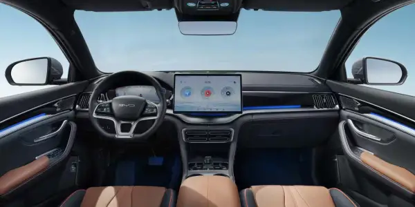L'intérieur moderne du BYD Seal, avec son grand écran tactile central, son tableau de bord numérique et ses sièges confortables en cuir brun.