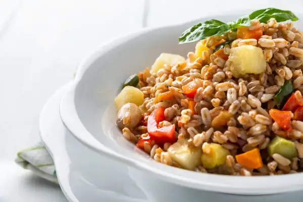 Insalata di farro integrale con verdure colorate, un'idea fresca per le tue ricette estive.