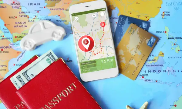 Pasaporte, dinero, tarjetas de crédito y un móvil con mapa: todo listo para usar aplicaciones para viajar y explorar el mundo.