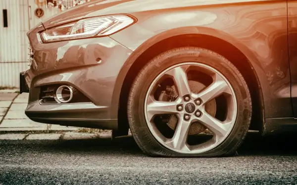 Pneu à plat sur une Ford. L'inconvénient d'une bombe anti-crevaison est qu'elle ne peut pas réparer une crevaison aussi grave.