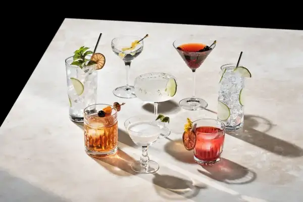 Różnorodne drinki, w tym te z rumem Bacardi, z czym podane: z limonką, miętą, wiśniami i suszonymi owocami.