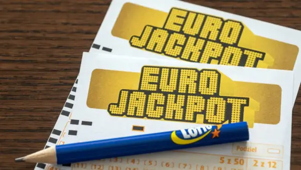 Dwa kupony Eurojackpot leżą obok siebie, gotowe do wypełnienia. Czy to właśnie te liczby okażą się eurojackpot pewniaki?