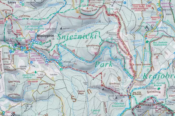 Mapa turystyczna Śnieżnickiego Parku Krajobrazowego z zaznaczonymi szlakami, schroniskami i punktami widokowymi.