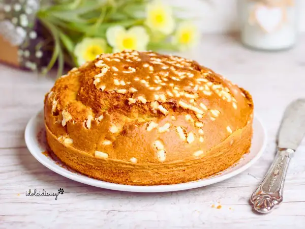 Torta in friggitrice ad aria, dorata e soffice, cosparsa di zuccherini. Perfetta per la colazione o la merenda.