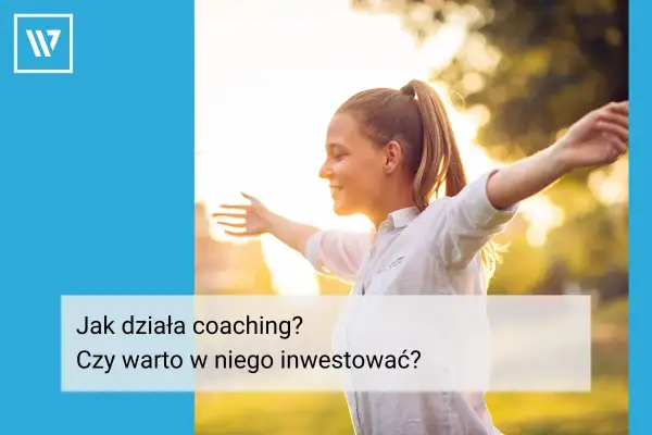 Uśmiechnięta młoda kobieta z rozłożonymi ramionami, symbol wolności i rozwoju. To obraz, który idealnie oddaje ducha coachingu grupowego.