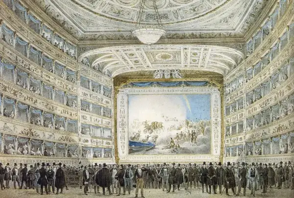 Widownia teatru z lożami pełnymi widzów, scena z malowidłem i tłum elegancko ubranych panów na parterze. Idealne miejsce na opery Verdiego.
