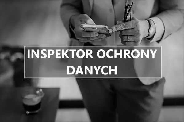 Osoba trzymająca telefon i okulary, z napisem "Inspektor Ochrony Danych".