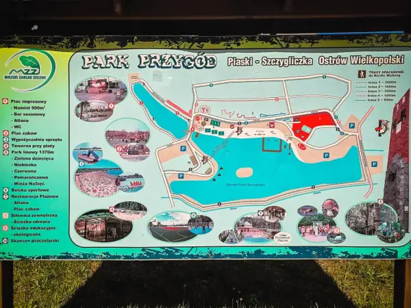 Mapa Parku Przygód w Ostrowie Wielkopolskim pokazuje liczne atrakcje: plac zabaw, park linowy, boiska sportowe, restaurację plażową i skansen pszczelarski.
