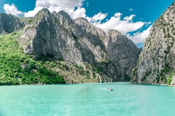 Un viaje en barco por el lago Koman, Albania, en 5 días. Montañas escarpadas y agua turquesa.