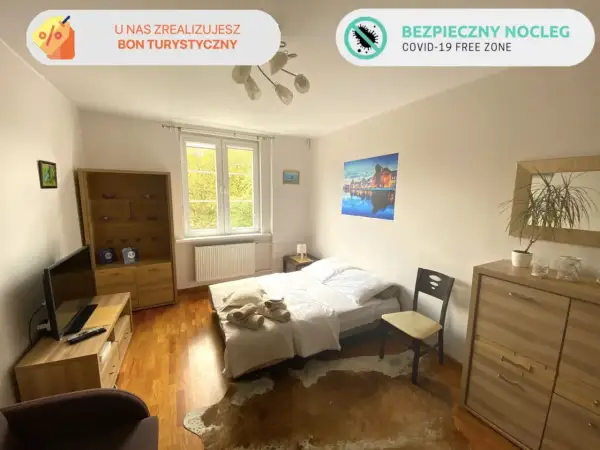Pokój z łóżkiem, szafą i TV. U nas zrealizujesz bon turystyczny. Bezpieczny nocleg COVID-19 free zone. 4 pory roku bąkowo.