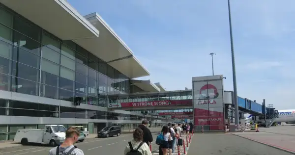 Co to jest gate na lotnisku i jak uniknąć stresu przed lotem