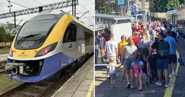 Nowoczesny pociąg Kolei Małopolskich czeka na pasażerów. Tłum ludzi, w tym rodziny z dziećmi, wsiada na peronie, gotowi na podróż pociągiem do Paryża z Krakowa.