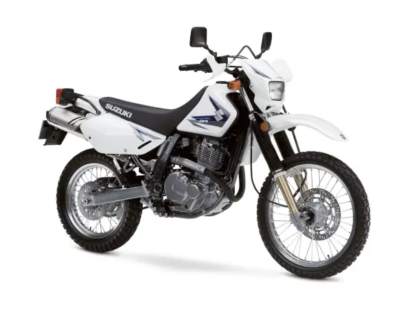 Biały motocykl Suzuki DR650SE, idealny na lekkie enduro turystyczne, gotowy na przygodę.