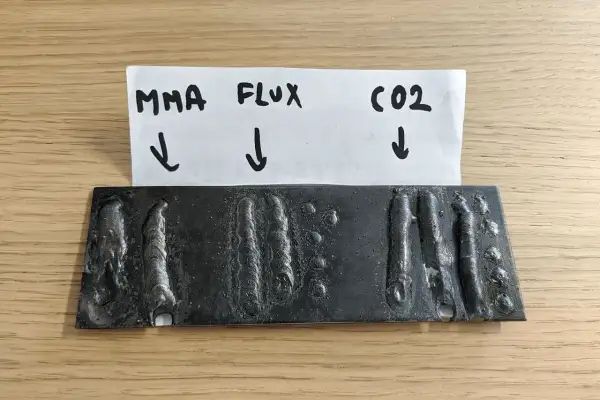 Porównanie spawania: MMA, spawanie drutem samoosłonowym (FLUX) i CO2. Widoczne spoiny i wady.