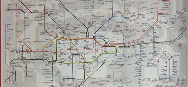 Mapa londyńskich stref metra z zaznaczonymi liniami i stacjami.