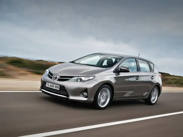 Szary Toyota Auris w ruchu. Wiele pozytywnych toyota auris opinie potwierdza jego niezawodność i komfort jazdy.