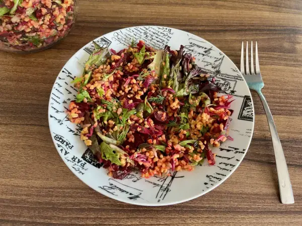 Ciepła sałatka bulgur do pracy: Przepisy i triki na lunchbox