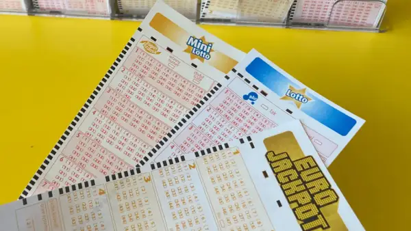 Kupony Mini Lotto, Lotto i Euro Jackpot na żółtym tle. Sprawdź, jak sprawdzić wygraną w lotto, zaznaczając liczby.