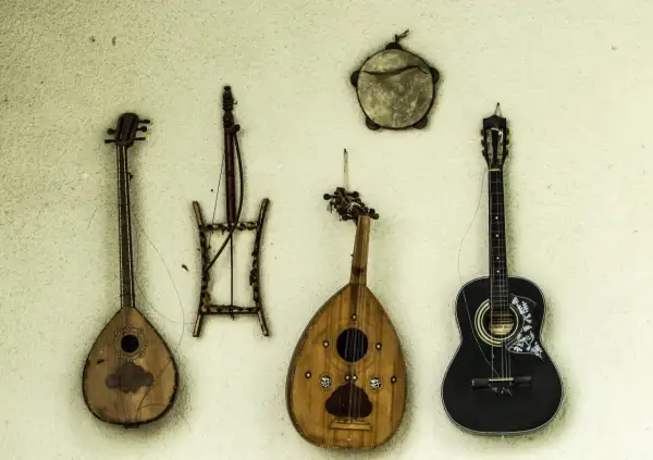 Czy gitara jest instrumentem dętym? Odkryj prawdę o instrumentach muzycznych