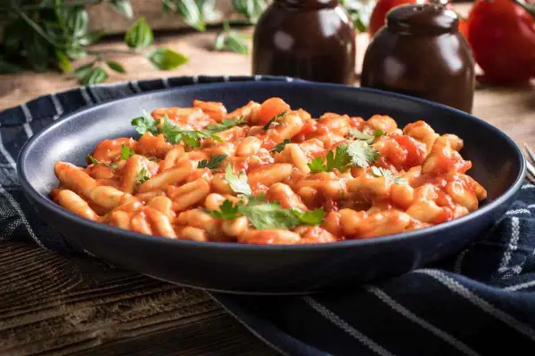 Piatto di pasta fagioli e cozze, un classico della cucina italiana, guarnito con prezzemolo fresco.