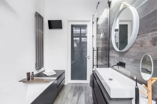 Modernes Badezimmer mit Dusche, Waschtisch und Badewanne. Perfekt, um Ihr Bad zu renovieren und einen stilvollen Look zu schaffen.