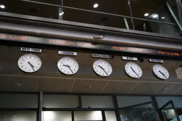 Zegary pokazują czas w różnych stolicach świata, podczas gdy na ekranie widać kursy akcji. Kiedy wzrosty na giełdzie, czas w Nowym Jorku, Londynie, Warszawie, Kijowie i Pekinie jest kluczowy.